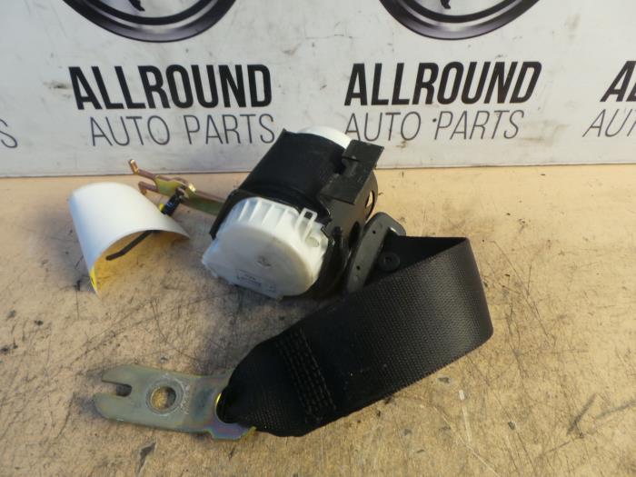 Rear seatbelt, left from a BMW 5 serie (E60) 525d 24V 2005