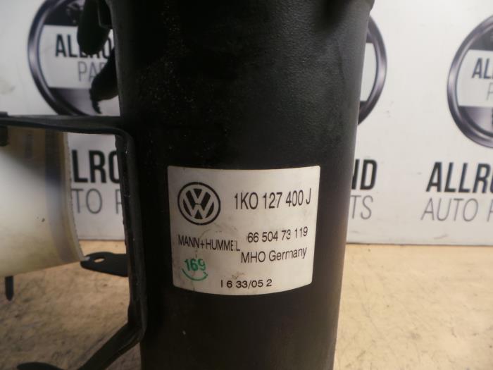 Fuel filter from a Volkswagen Jetta III (1K2) 2.0 TDI 16V 140 2006