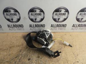 Used Rear seatbelt, centre Renault Clio III (BR/CR) Price on request offered by AllroundCarParts