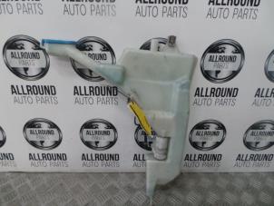 Usagé Réservoir lave-glace avant BMW Mini One/Cooper (R50) 1.6 16V One Prix € 30,00 Règlement à la marge proposé par AllroundCarParts