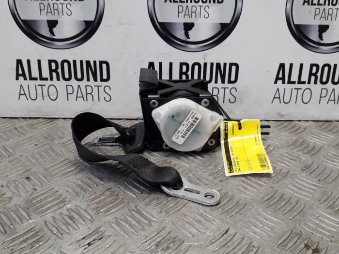 Rear seatbelt, left from a BMW 3 serie (E90) 318i 16V 2007