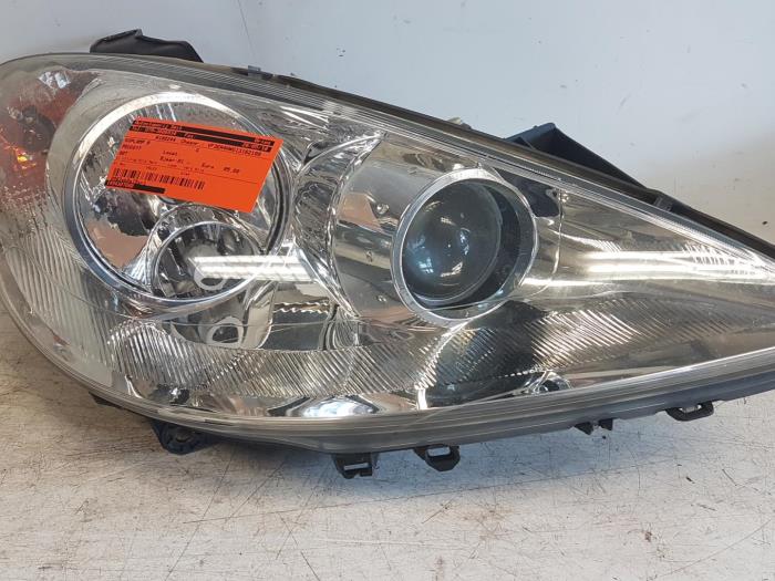 Używane Reflektor prawy Peugeot 807 Cena € 95,00 Procedura marży oferowane przez Autodemontagebedrijf Smit