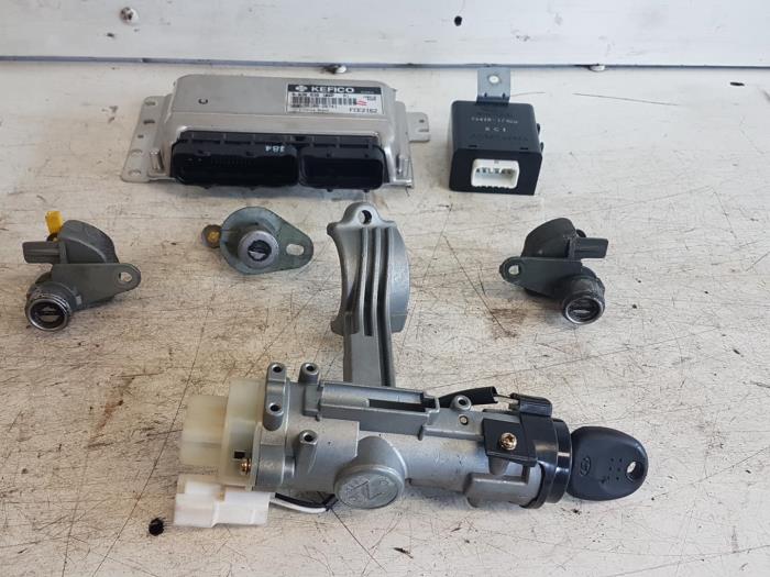 Used Ignition lock + computer Hyundai Matrix 1.6 16V Price € 100,00 Margin scheme offered by Autodemontagebedrijf Smit