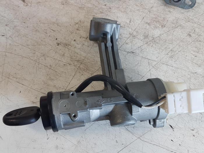 Ignition lock + computer from a Hyundai Matrix 1.6 16V 2002