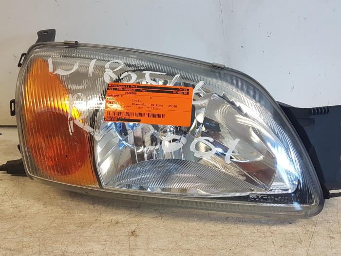 Używane Reflektor prawy Ford Fiesta 4 1.3i Cena € 20,00 Procedura marży oferowane przez Autodemontagebedrijf Smit
