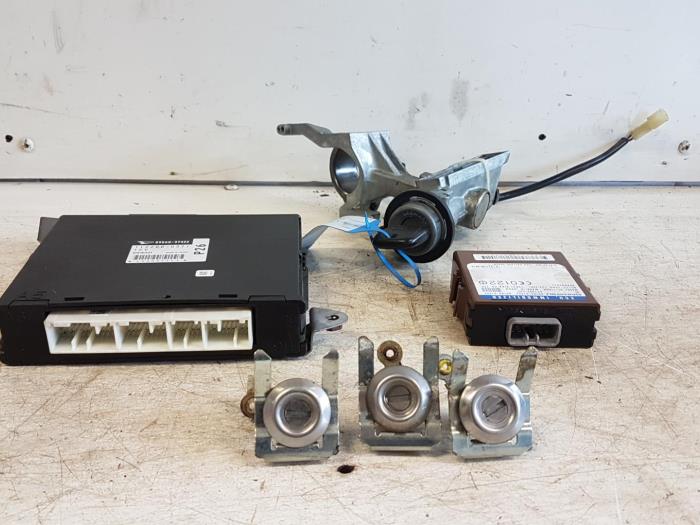Used Ignition lock + computer Daihatsu YRV (M2) 1.3 16V DVVT Price € 125,00 Margin scheme offered by Autodemontagebedrijf Smit