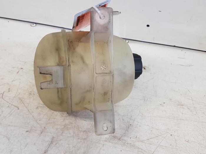 Expansion vessel from a Renault Clio II Societe (SB) 1.5 dCi 80 2003