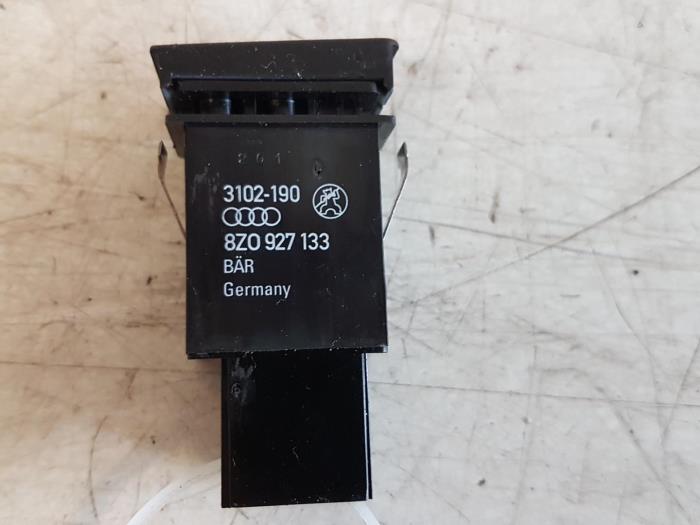 Interruptor ASR de un Audi A2 (8Z0) 1.4 TDI 2001