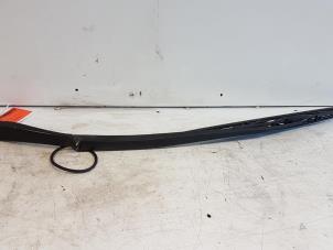 Used Front wiper arm Lancia Phedra 2.0 16V Price on request offered by Autodemontagebedrijf Smit