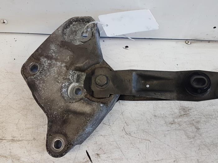 Used Engine mount Renault Laguna II Grandtour (KG) 2.2 dCi 150 16V Price € 20,00 Margin scheme offered by Autodemontagebedrijf Smit