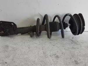 Used Front shock absorber rod, right Renault Laguna Price € 35,00 Margin scheme offered by Autodemontagebedrijf Smit