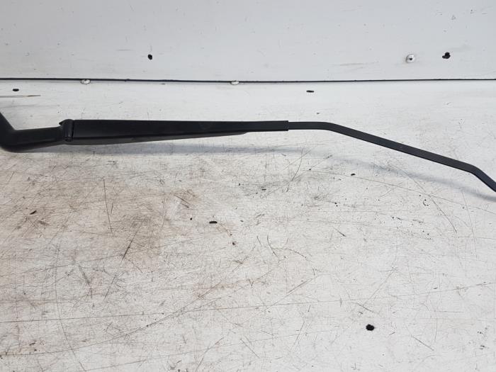 Front wiper arm from a Nissan Almera 2004