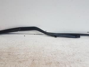 Used Front wiper arm Peugeot 607 Price on request offered by Autodemontagebedrijf Smit