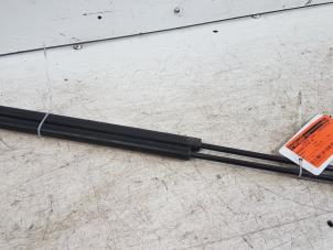 Used Set of bonnet gas struts Peugeot 607 Price on request offered by Autodemontagebedrijf Smit