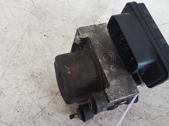 Begagnade ABS-pump Toyota Verso Pris € 75,00 Marginaltabell erbjuds av Autodemontagebedrijf Smit