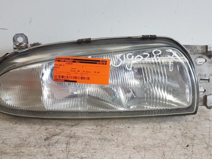 Używane Reflektor prawy Mazda 121 Cena € 10,00 Procedura marży oferowane przez Autodemontagebedrijf Smit
