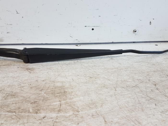 Rear wiper blade arm