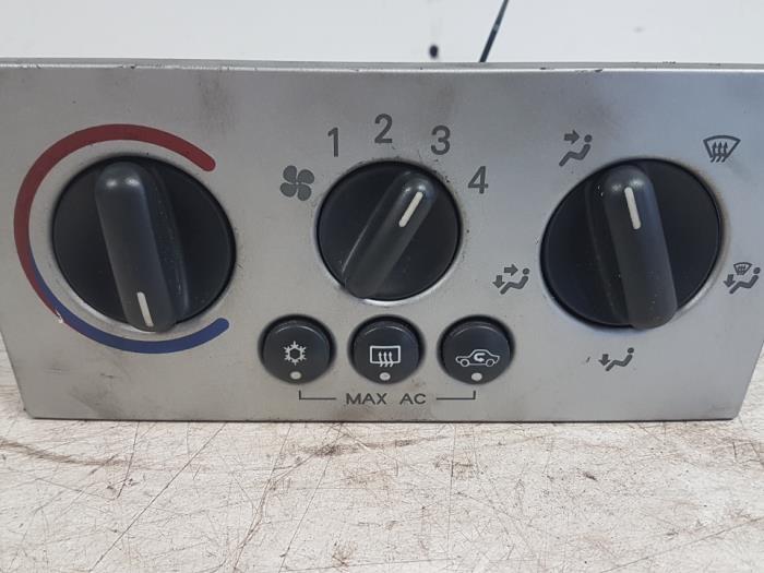 Panel de control de calefacción de un Opel Meriva 1.6 16V 2003