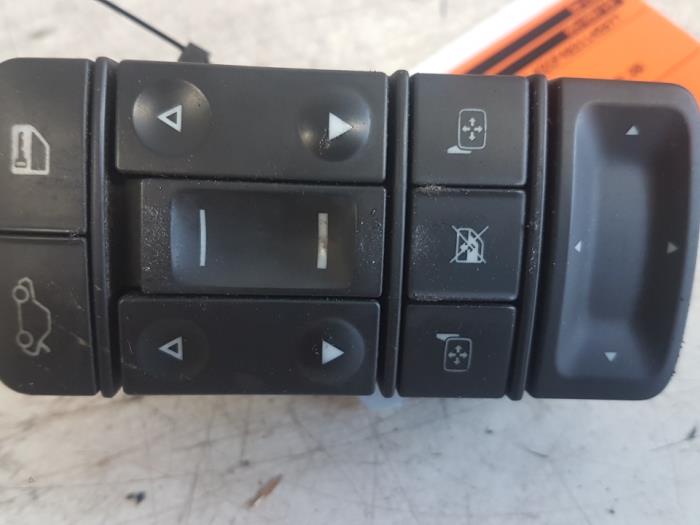 Usados Interruptor combinado de ventanillas Opel Signum (F48) 3.2 V6 24V Precio € 30,00 Norma de margen ofrecido por Autodemontagebedrijf Smit