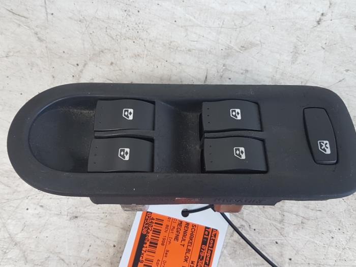 Usados Interruptor combinado de ventanillas Renault Scénic II (JM) 2.0 16V Precio € 25,00 Norma de margen ofrecido por Autodemontagebedrijf Smit