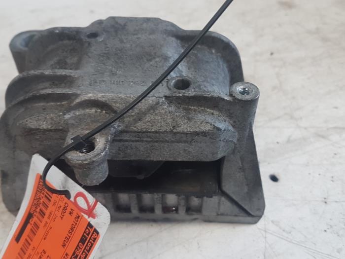 Used Engine mount Volkswagen Caddy III (2KA,2KH,2CA,2CH) 1.9 TDI Price € 10,00 Margin scheme offered by Autodemontagebedrijf Smit