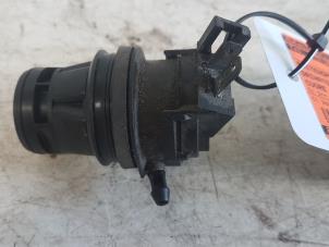 Używane Pompa spryskiwacza tyl Daihatsu Cuore (L251/271/276) 1.0 12V DVVT Cena € 10,00 Procedura marży oferowane przez Autodemontagebedrijf Smit