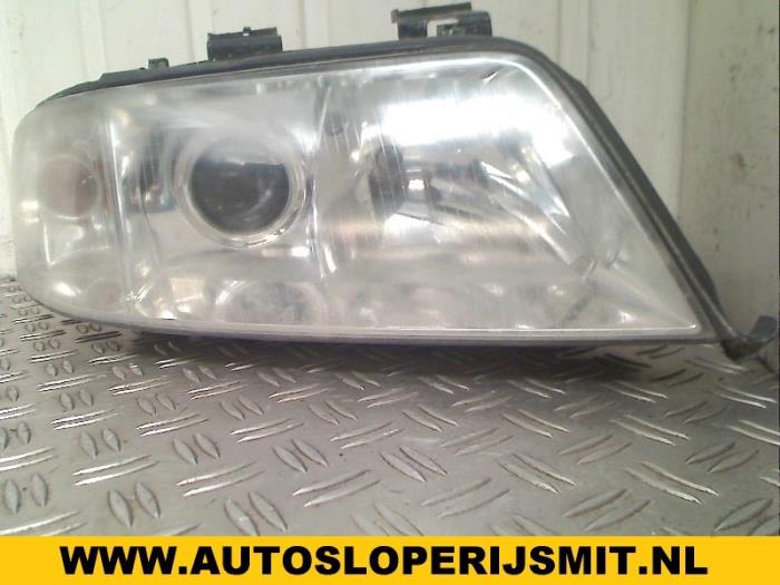 Headlight, right from a Audi A6 Avant Quattro (C5) 2.5 TDI V6 24V 2001