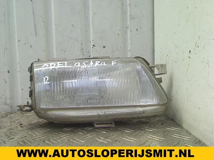 Reflektor prawy z Opel Astra F (53/54/58/59) 1.6i 1994