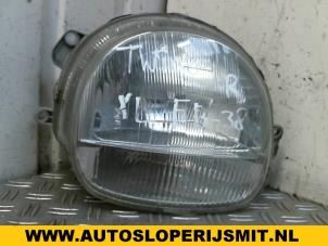 Używane Reflektor prawy Renault Twingo (C06) 1.2 Cena € 25,00 Procedura marży oferowane przez Autodemontagebedrijf Smit