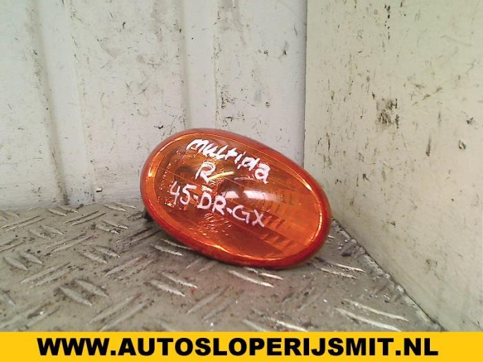 Używane Kierunkowskaz prawy Fiat Multipla (186) 1.6 16V 100 SX,ELX Cena € 10,00 Procedura marży oferowane przez Autodemontagebedrijf Smit