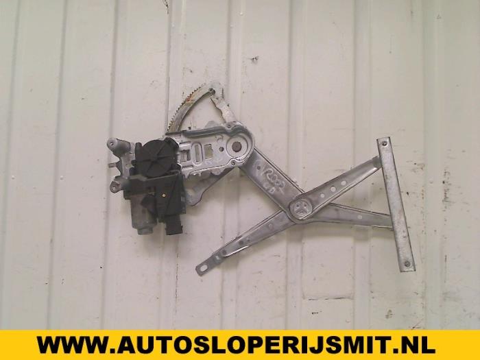 Window mechanism 4-door, front right from a Opel Corsa C (F08/68) 1.7 DI 16V 2002