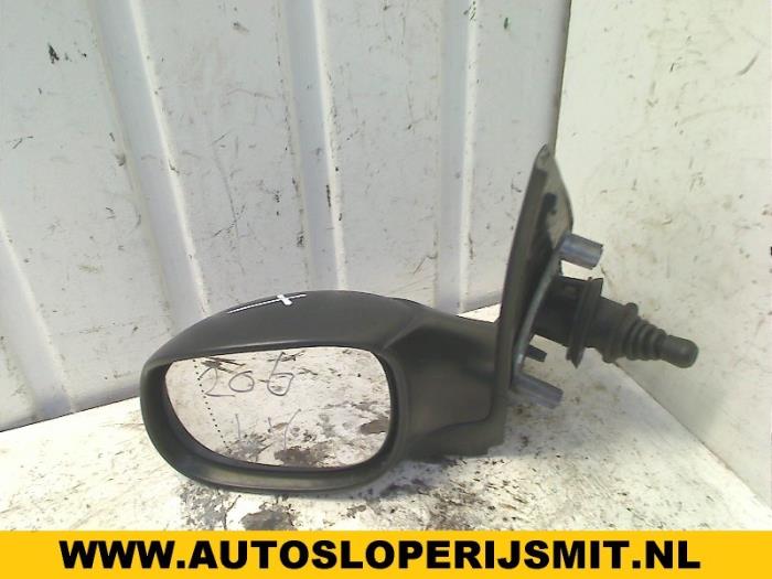 Wing mirror, left from a Peugeot 206 (2A/C/H/J/S) 1.4 XR,XS,XT,Gentry 1999