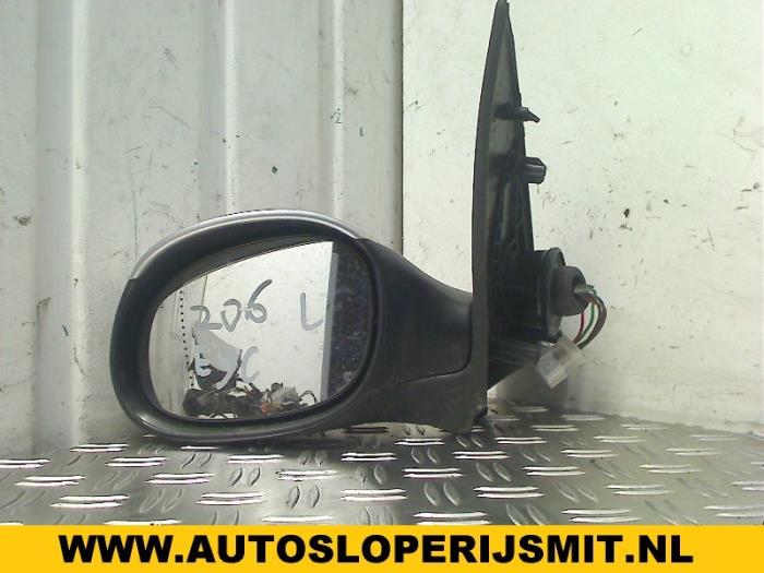 Retrovisor externo izquierda de un Peugeot 206 (2A/C/H/J/S) 1.9 D 2001