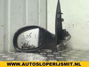 Usados Retrovisor externo izquierda Peugeot 206 (2A/C/H/J/S) 1.9 D Precio de solicitud ofrecido por Autodemontagebedrijf Smit