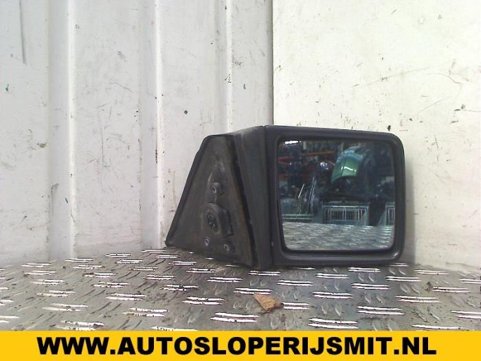 Rétroviseur extérieur droit d'un Mercedes-Benz E (C124) 2.3 230 CE 1988