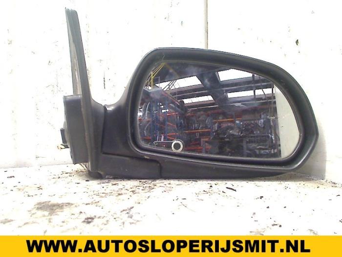 Außenspiegel rechts van een Hyundai Lantra/Elantra II 2.0i GLS 16V 1999