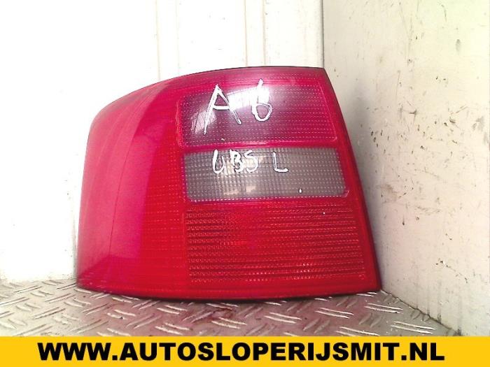 Rücklicht links van een Audi A6 Avant (C4) 2.6 V6 1998