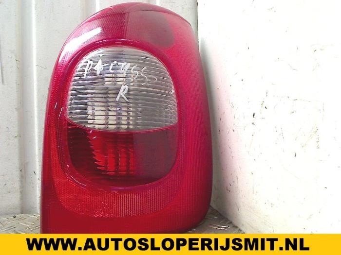 Luz trasera derecha de un Citroën Xsara Picasso (CH) 1.8 16V 2001