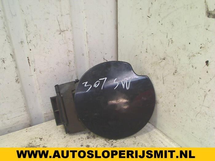 Tank cap cover from a Peugeot 307 SW (3H) 2.0 HDi 110 FAP 2004