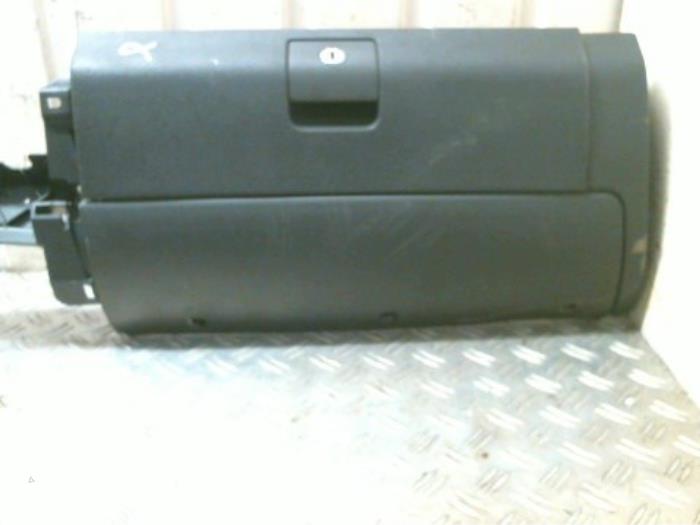 Glovebox from a Volkswagen Polo III (6N2) 1.4 2000