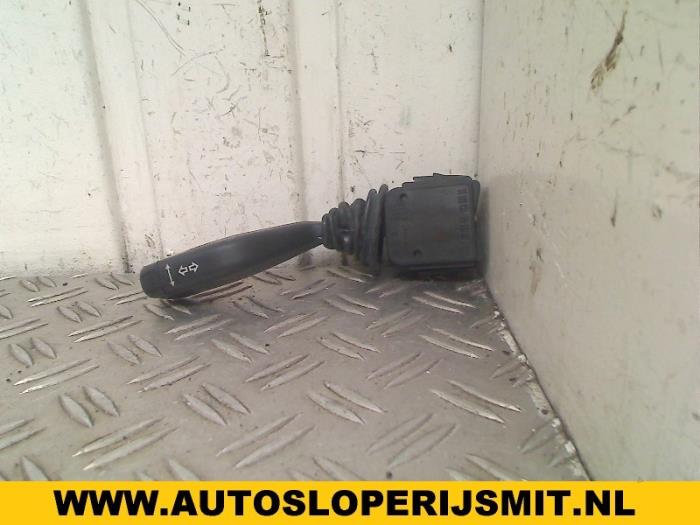 Interruptor de indicador de dirección de un Opel Astra G (F08/48) 1.6 16V 1998