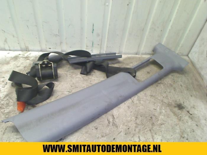 Seatbelt tensioner, right from a Mercedes-Benz Vito (638.0) 2.2 CDI 108 16V 2000