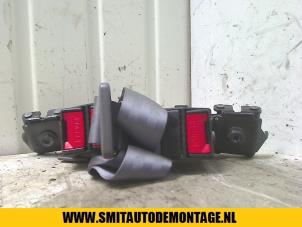 Used Rear seatbelt, centre Renault Clio II (BB/CB) 1.6 Autom. Price on request offered by Autodemontagebedrijf Smit