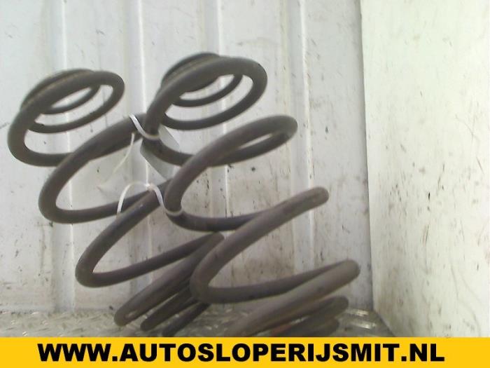 Front spring screw from a Opel Vivaro 1.9 DTI 16V 2003