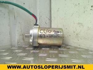Used Power steering pump Renault Clio II (BB/CB) 1.6 Autom. Price on request offered by Autodemontagebedrijf Smit