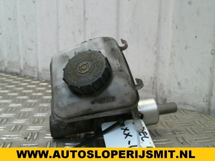 Master cylinder from a Opel Astra G (F08/48) 2.0 Di 16V 1999