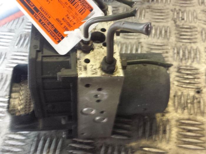 Begagnade ABS-pump Jaguar X-type 2.0 D 16V Pris € 55,00 Marginaltabell erbjuds av Autodemontagebedrijf Smit