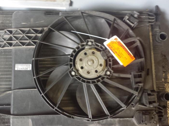 Usagé Radiateur Renault Megane II (BM/CM) 1.6 16V Autom. Prix € 60,00 Règlement à la marge proposé par Autodemontagebedrijf Smit