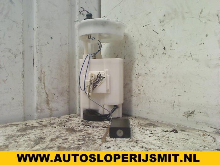 Mechanical fuel pump from a Volkswagen Golf IV (1J1) 1.9 TDI 2001