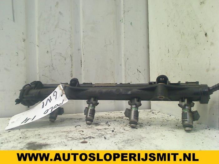 Injector housing from a Volkswagen Polo III (6N1) 1.4i 60 1997